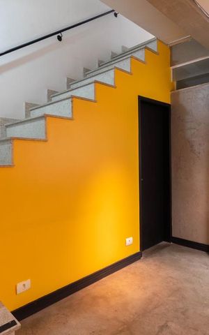Casa à venda com 220m², 3 quartos e 2 vagas Casa à venda com 220m², 3 quartos e 2 vagasEscadas