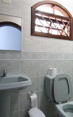 Casa para alugar com 206m², 4 quartos e 5 vagasBanheiro escritório 1
