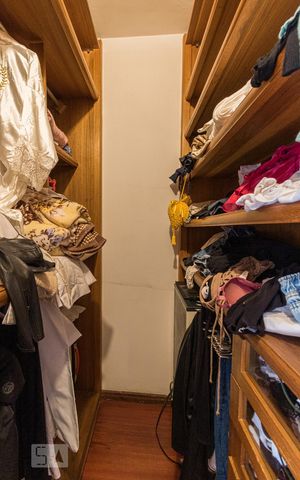 Casa à venda com 252m², 3 quartos e 2 vagas Casa à venda com 252m², 3 quartos e 2 vagasCloset da suíte