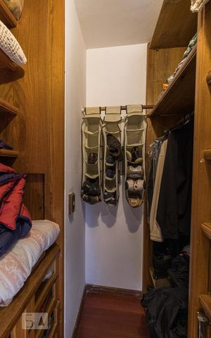 Casa à venda com 252m², 3 quartos e 2 vagas Casa à venda com 252m², 3 quartos e 2 vagasCloset da suíte