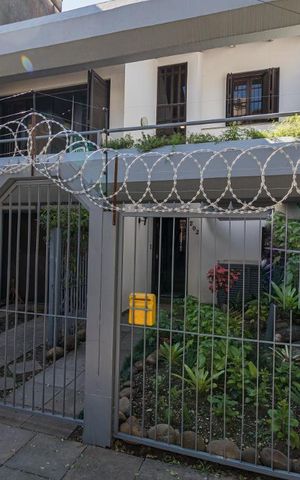 Casa à venda com 252m², 3 quartos e 2 vagas Casa à venda com 252m², 3 quartos e 2 vagasFachada