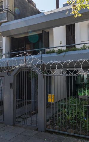 Casa à venda com 252m², 3 quartos e 2 vagas Casa à venda com 252m², 3 quartos e 2 vagasFachada