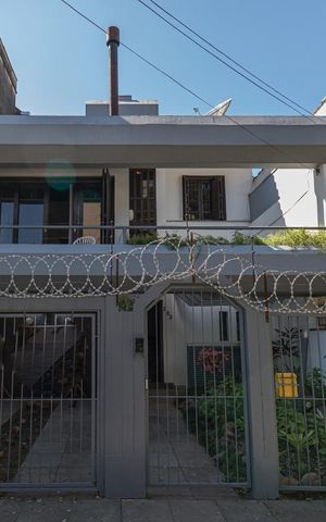 Casa à venda com 252m², 3 quartos e 2 vagas Casa à venda com 252m², 3 quartos e 2 vagasFachada