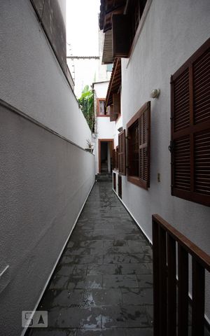 Casa à venda com 378m², 6 quartos e 4 vagas Casa à venda com 378m², 6 quartos e 4 vagasCorredor de entrada