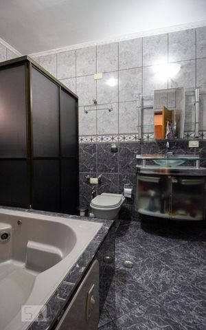 Casa à venda com 378m², 6 quartos e 4 vagas Casa à venda com 378m², 6 quartos e 4 vagasBanheiro 1