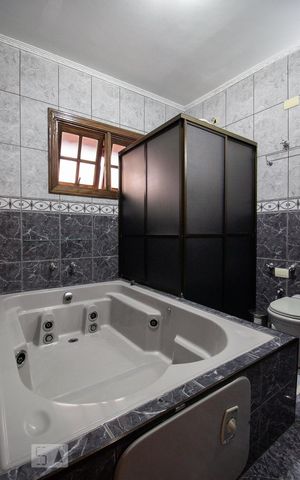 Casa à venda com 378m², 6 quartos e 4 vagas Casa à venda com 378m², 6 quartos e 4 vagasBanheiro 1
