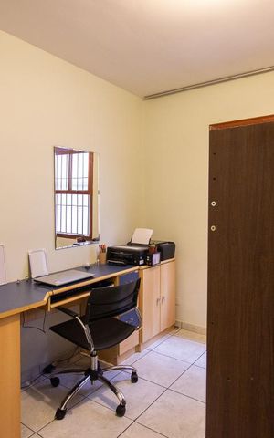 Casa à venda com 378m², 6 quartos e 4 vagas Casa à venda com 378m², 6 quartos e 4 vagasQuarto 5