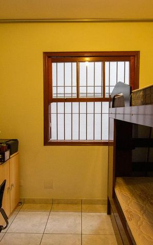 Casa à venda com 378m², 6 quartos e 4 vagas Casa à venda com 378m², 6 quartos e 4 vagasQuarto 5