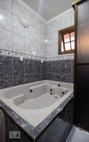Casa à venda com 378m², 6 quartos e 4 vagas Casa à venda com 378m², 6 quartos e 4 vagasBanheiro 1