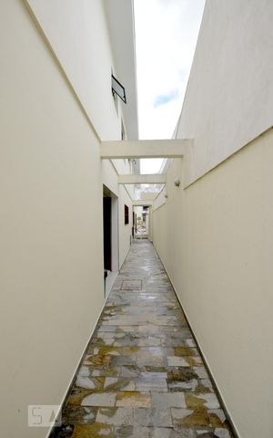 Casa à venda com 200m², 4 quartos e 4 vagas Casa à venda com 200m², 4 quartos e 4 vagasCorredor Externo