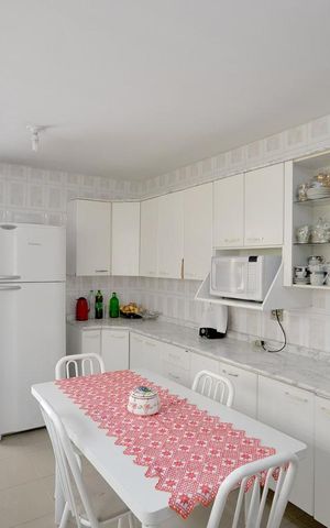 Casa à venda com 200m², 4 quartos e 4 vagas Casa à venda com 200m², 4 quartos e 4 vagasCozinha