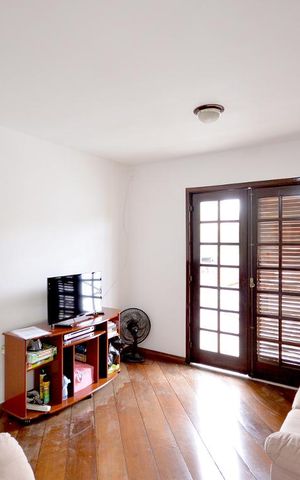 Casa à venda com 200m², 4 quartos e 4 vagas Casa à venda com 200m², 4 quartos e 4 vagasSala