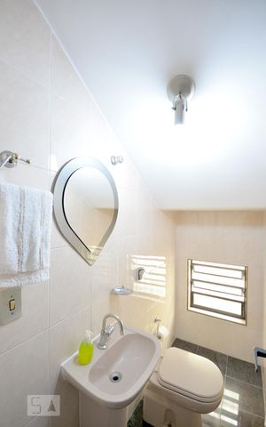 Casa à venda com 200m², 4 quartos e 4 vagas Casa à venda com 200m², 4 quartos e 4 vagasLavabo