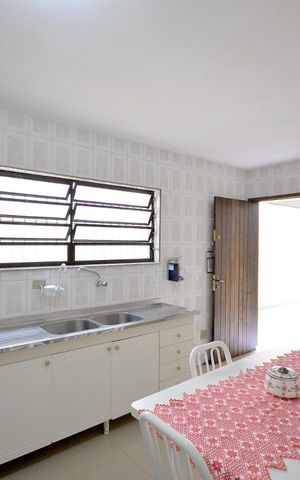 Casa à venda com 200m², 4 quartos e 4 vagas Casa à venda com 200m², 4 quartos e 4 vagasCozinha