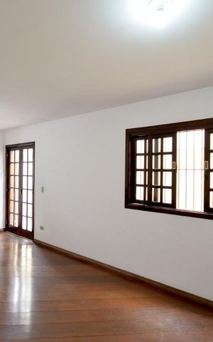 Casa à venda com 200m², 4 quartos e 4 vagas Casa à venda com 200m², 4 quartos e 4 vagasSala