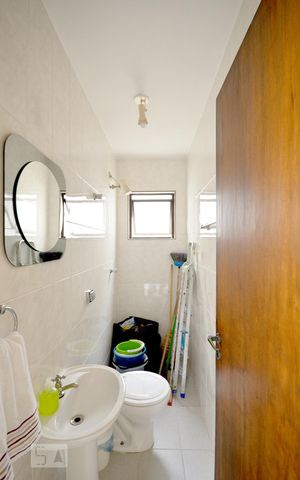 Casa à venda com 200m², 4 quartos e 4 vagas Casa à venda com 200m², 4 quartos e 4 vagasBanheiro de Serviço