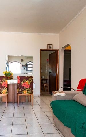 Casa à venda com 200m², 2 quartos e 2 vagas Casa à venda com 200m², 2 quartos e 2 vagasSala