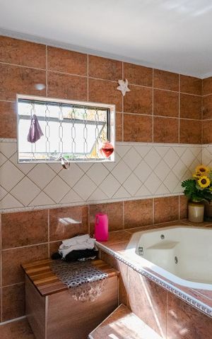 Casa à venda com 200m², 2 quartos e 2 vagas Casa à venda com 200m², 2 quartos e 2 vagasBanheiro da Suíte