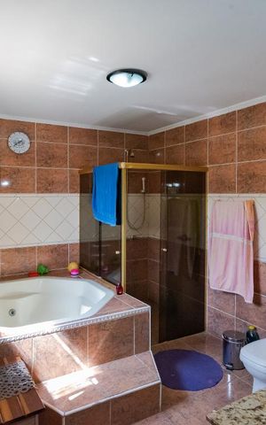 Casa à venda com 200m², 2 quartos e 2 vagas Casa à venda com 200m², 2 quartos e 2 vagasBanheira da Suíte