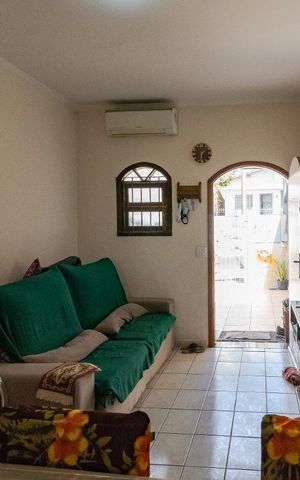 Casa à venda com 200m², 2 quartos e 2 vagas Casa à venda com 200m², 2 quartos e 2 vagasSala