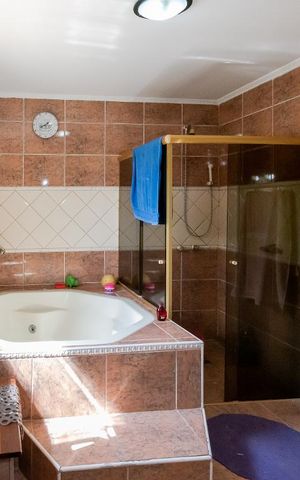 Casa à venda com 200m², 2 quartos e 2 vagas Casa à venda com 200m², 2 quartos e 2 vagasBanheiro da Suíte