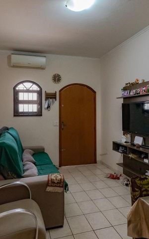 Casa à venda com 200m², 2 quartos e 2 vagas Casa à venda com 200m², 2 quartos e 2 vagasSala