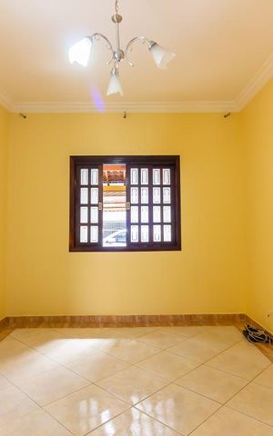 Casa à venda com 120m², 3 quartos e 2 vagas Casa à venda com 120m², 3 quartos e 2 vagasSala