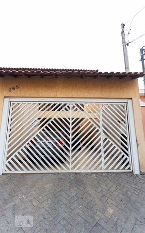 Casa à venda com 159m², 3 quartos e 4 vagas Casa à venda com 159m², 3 quartos e 4 vagasFachada