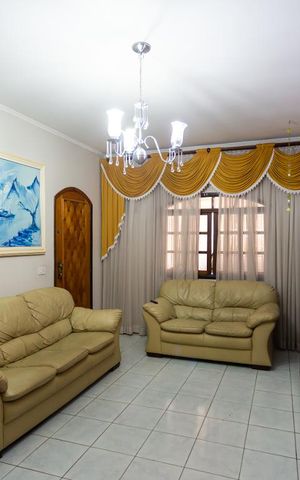 Casa à venda com 159m², 3 quartos e 4 vagas Casa à venda com 159m², 3 quartos e 4 vagasSala