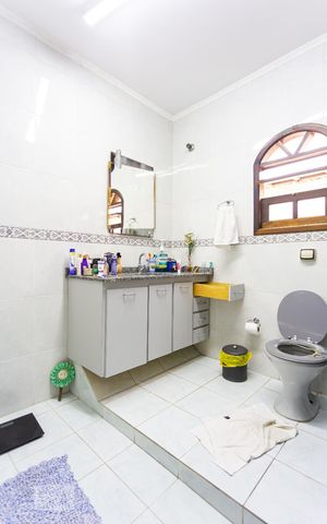 Casa à venda com 159m², 3 quartos e 4 vagas Casa à venda com 159m², 3 quartos e 4 vagasBanheiro da Suíte