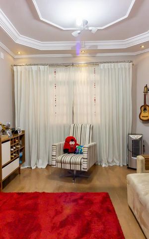Casa à venda com 250m², 3 quartos e 4 vagas Casa à venda com 250m², 3 quartos e 4 vagasSala