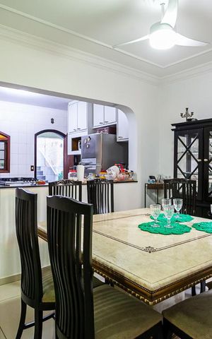 Casa à venda com 280m², 3 quartos e 3 vagas Casa à venda com 280m², 3 quartos e 3 vagasCopa