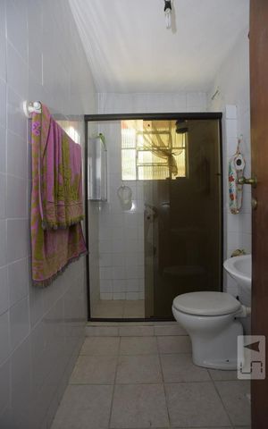 Casa à venda com 504m², 6 quartos e 2 vagasBanheiro da casa de Hospede