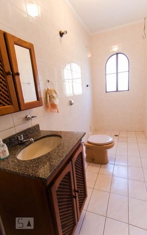 Casa à venda com 250m², 4 quartos e 2 vagas Casa à venda com 250m², 4 quartos e 2 vagasBanheiro 2