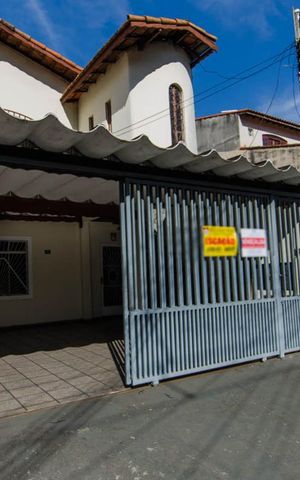 Casa à venda com 250m², 4 quartos e 2 vagas Casa à venda com 250m², 4 quartos e 2 vagasFachada