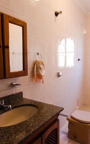 Casa à venda com 250m², 4 quartos e 2 vagas Casa à venda com 250m², 4 quartos e 2 vagasBanheiro 2