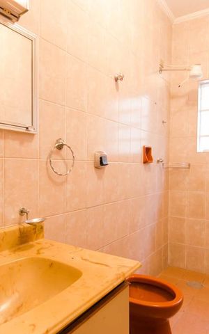 Casa à venda com 250m², 4 quartos e 2 vagas Casa à venda com 250m², 4 quartos e 2 vagasBanheiro 1