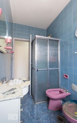 Casa à venda com 117m², 2 quartos e 2 vagas Casa à venda com 117m², 2 quartos e 2 vagasBanheiro