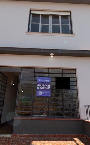 Casa à venda com 117m², 2 quartos e 2 vagas Casa à venda com 117m², 2 quartos e 2 vagasFachada