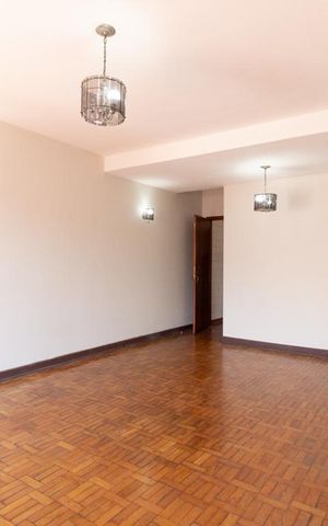 Casa à venda com 117m², 2 quartos e 2 vagas Casa à venda com 117m², 2 quartos e 2 vagasSala