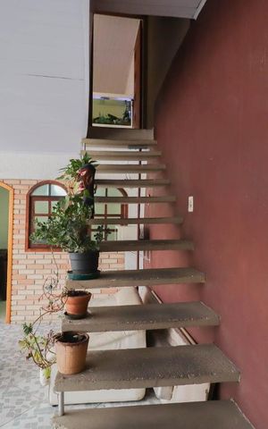 Casa à venda com 250m², 3 quartos e 8 vagas Casa à venda com 250m², 3 quartos e 8 vagasEscada