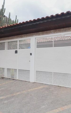 Casa à venda com 250m², 3 quartos e 8 vagas Casa à venda com 250m², 3 quartos e 8 vagasFachada
