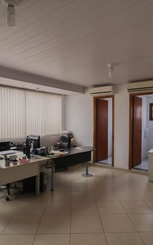 Casa à venda com 250m², 3 quartos e 8 vagas Casa à venda com 250m², 3 quartos e 8 vagasEscritório