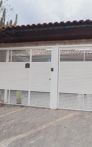 Casa à venda com 250m², 3 quartos e 8 vagas Casa à venda com 250m², 3 quartos e 8 vagasFachada