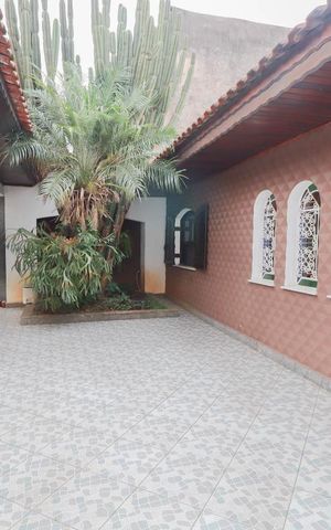 Casa à venda com 250m², 3 quartos e 8 vagas Casa à venda com 250m², 3 quartos e 8 vagasGaragem