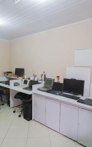 Casa à venda com 250m², 3 quartos e 8 vagas Casa à venda com 250m², 3 quartos e 8 vagasEscritório