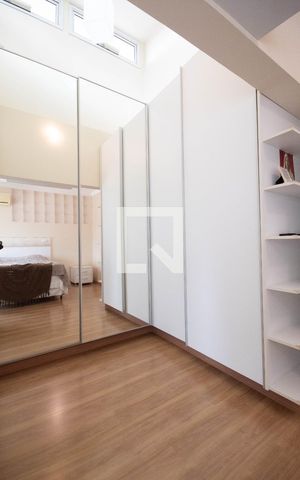 Casa à venda com 378m², 4 quartos e 6 vagas Casa à venda com 378m², 4 quartos e 6 vagasCloset Suíte Master
