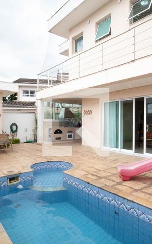 Casa à venda com 378m², 4 quartos e 6 vagas Casa à venda com 378m², 4 quartos e 6 vagasÁrea comum - Piscina