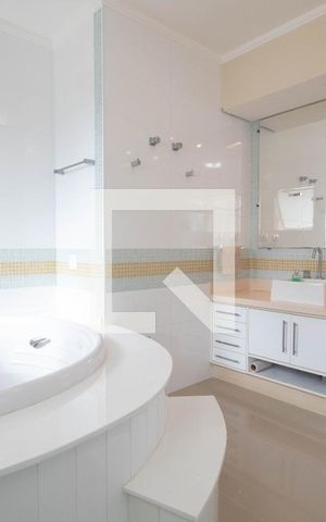 Casa à venda com 378m², 4 quartos e 6 vagas Casa à venda com 378m², 4 quartos e 6 vagasBanheiro da Suíte Master