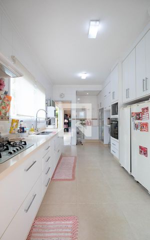 Casa à venda com 378m², 4 quartos e 6 vagas Casa à venda com 378m², 4 quartos e 6 vagasCozinha